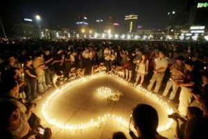 A week after the Sichuan earthquake took place, crowds of people gathered to commemorate the victims. <br/>(Gospel Herald)