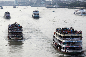 Overcrowded passenger boats navigate through river in Dhaka (Reuters / Andrew Biraj) <br/>