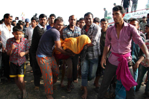 Bangladesh bystanders carry the body of a ferry accident victim at Manikganj, some 30kms west of Dhaka on February 22, 2015 (AFP Photo/STR) <br/>