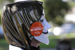 A pro-net neutrality Internet activist attends a rally in the neighborhood where U.S. President Barack Obama attended a fundraiser in Los Angeles, California July 23, 2014.<br />
CREDIT: REUTERS/JONATHAN ALCORN <br/>