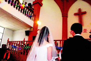 More and more average citizen’s lifestyle show religious colors. Picture shows a newly-wed couple having their wedding ceremony in a church. <br/>(Chinareligion.cn)