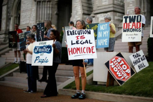 Citizens protest the death penalty outside St. Francis Xavier College in St. Louis. Photo: Jeff Roberson/The Associated Press <br/>