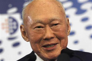Singapore's Minister Mentor Lee Kuan Yew speaks during a ceremony marking the opening of Reuters' new office in Singapore's business district, April 24, 2007. Reuters/Vivek Prakash <br/>